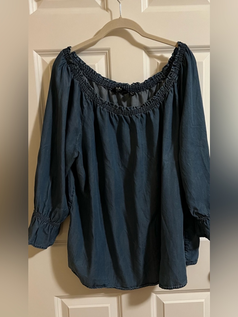 Very good condition Du Jour denim off the shoulder top. Size 2X